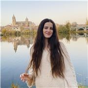 Soy una chica ambiciosa y organizada. Estoy estudiando en la universidad, puedo dar clases hasta bachillerato