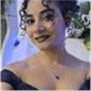 Professora de Português com experiência em sala de aula presencial e remota. Atuo também como professora de reforço escolar