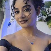 Professora de Português com experiência em sala de aula presencial e remota. Atuo também como professora de reforço escolar
