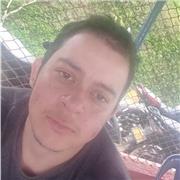 Profesor de matemáticas imparte clases de matemáticas a niños de primero a quinto