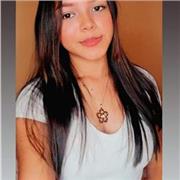 Profesora de biología y química imparte clases a personas de cualquier edad