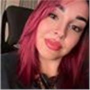 Profesora de inglés imparte clases a alumnos y adultos de todas las edades