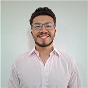 Profesor de inglés con enfoque comunicativo y clases dinámicas para adultos y jóvenes