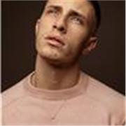 Jeune infirmier qui parle très bien anglais, je propose mon soutien.