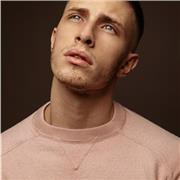 Jeune infirmier qui parle très bien anglais, je propose mon soutien.