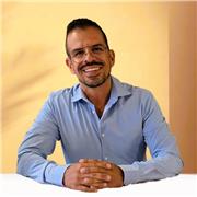 Profesor en el área de Administración, Negocios y Marketing.