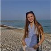 estudiante de universidad apta para ayudar a niños de primaria con sus tareas