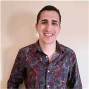 Titulado en Periodismo y Máster en Periodismo Cultural, 