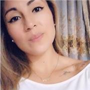 Profesora orienta en clases para niños