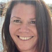 Profesora, Magíster en Educación, formadora de altas competencias lingüísticas y de liderazgo para el desarrollo personal y profesional