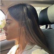 Étudiante en droit qui propose des cours en ligne .