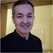 Mathe- und Englisch-Tutor, der Kinder aller Altersgruppen unterrichtet