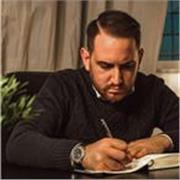 Imprenditore e Prof. Universitario di Management e Marketing, insegna Italiano per manager e aziende.