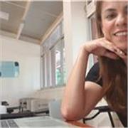 Maestra de Español imparte clases a niños de primaria y secundaria