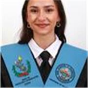 Traductora e intérprete graduada por la Universidad de Valladolid con inglés y alemán.
