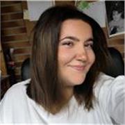 Estudiante que tiene buen nivel de inglés y que se adapta a los niños de pirmaria