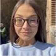Profesora a punto de ser titulada ofrece clases particulares para niños de primaria. También ofrece para baloncesto. 