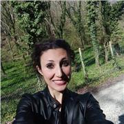 Studentessa universitaria impartisce lezioni di storia e filosofia online e di persona su richiesta degli studenti