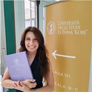 Laurea in lettere e filosofia, Docente specializzata in storia dell'arte, master I livello in materie umanistiche.
