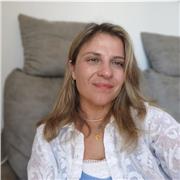 Profesora de primaria entusiasta y enamorada de los niños.