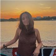 Profesora de refuerzo de primaria con ganas de ayudar a los niños