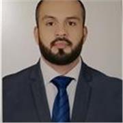 Profesor de derecho, imparte clases a personas de todas las edades