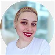 Docente en Bellas Artes especializada en Ilustración, cómic y storytelling. 