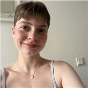 geduldige und ambitionierte Abiturientin gibt Mathe-Nachhilfe