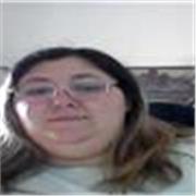 Ragazza italiana mette a disposizione il suo tempo e il suo sapere per ragazzini della scuola primaria