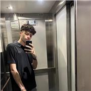 B2 in inglese, madrelingua italiana. Laureato in ingegneria informatica. Vivo e studio a Roma.