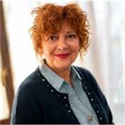Profesora titulada, con una experiencia de más de 30 años impartiendo clases y formación con diferentes grupos de edad. 