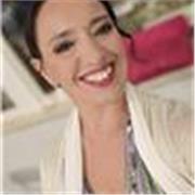 Insegnante di scuola primaria mette a disposizione il proprio tempo per aiutare gli alunni della scuola primaria ad imparare