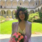 Laureata in lettere moderne e in filologia moderna impartisce lezioni di italiano, discipline umanistiche e lingua italiana