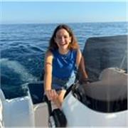 Soy una estudiante preuniversitaria con el título C1 de Cambridge que se ofrece a impartir clases de inglés a niños y adolescentes