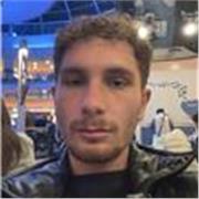 Studente per aiuto compiti per bambini delle elementari a distanza 