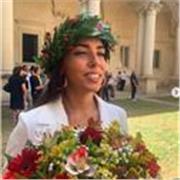 Ragazza offre aiuto per ripetizione test d'Ingresso