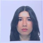 ragazza universitaria per aiuto compiti