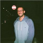 Studente universitario con ottima conoscenza della lingua inglese e della chimica