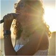 Laureata in Conservatorio in Canto Pop Rock, propone lezioni di canto e teoria musicale individuali