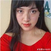 Profesora de ingles que ayuda a los niños a mejorar su nivel