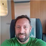 Soy docente, amo lo que hago y amo compartirlo. Daré clases a quienes se sientan cómodos o comodas conmigo. La clase no es solo una clase, es un momento de vínculo y diálogo. De oirnos y poner en palabras lo que sucede.