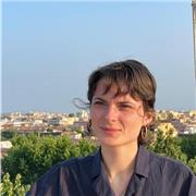 Lezioni di gruppo con insegnante madrelingua, temi coinvolgenti in mini‑gruppi di 4 persone