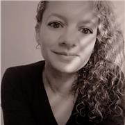 Éternelle étudiante j’aimerais vous apporter mon aide. Je peux me déplacer et également vous aider en ligne.