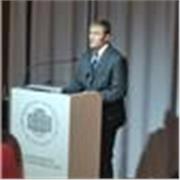 Giovane insegnante con laurea appassionato di matematica, chimica e biologia