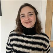 Prof à domicile donne des cours pour des personnes en difficulté, souhaitant s’améliorer…