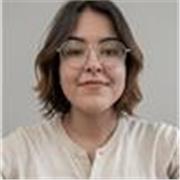 Profesora de inglés básico para niños de forma online