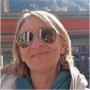 Docente laureata in giurisprudenza impartisce lezioni di diritto per studenti di scuola superiore e universitari