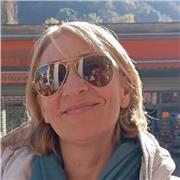 Docente laureata in giurisprudenza impartisce lezioni di diritto per studenti di scuola superiore e universitari