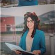 Insegnante di Matematica impartisce lezioni private a studenti di liceo e scuole professionali