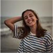 Profesora de inglés imparte clases online a niños de todas las edades